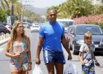 ibiza 29 juli 2015
Sylvie Meis Damian en Momo doen boodschappen in de haven van ibiza.