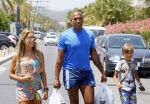 ibiza 29 juli 2015
Sylvie Meis Damian en Momo doen boodschappen in de haven van ibiza.