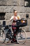 Amsterdam 1 juli 2015 
Trijntje Oosterhuis zwanger met fiets en een vriendin