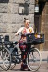 Amsterdam 1 juli 2015 
Trijntje Oosterhuis zwanger met fiets en een vriendin