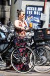 Amsterdam 1 juli 2015 
Trijntje Oosterhuis zwanger met fiets en een vriendin