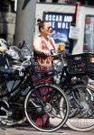 Amsterdam 1 juli 2015 
Trijntje Oosterhuis zwanger met fiets en een vriendin