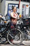 Amsterdam 1 juli 2015 
Trijntje Oosterhuis zwanger met fiets en een vriendin