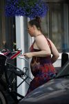 Amsterdam 1 juli 2015 
Trijntje Oosterhuis zwanger met fiets en een vriendin