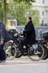 Amsterdam 20 juni 2015  
Trijntje Oosterhuis met zoontje op de fiets in Amsterdam. Trijntje gaat een huis binnen en ze geeft een toerist uitleg over hoe waar naartoe te lopen.