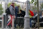 Amsterdam 20 juni 2015  
Trijntje Oosterhuis met zoontje op de fiets in Amsterdam. Trijntje gaat een huis binnen en ze geeft een toerist uitleg over hoe waar naartoe te lopen.