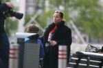 Amsterdam 20 juni 2015  
Trijntje Oosterhuis met zoontje op de fiets in Amsterdam. Trijntje gaat een huis binnen en ze geeft een toerist uitleg over hoe waar naartoe te lopen.
