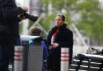 Amsterdam 20 juni 2015  
Trijntje Oosterhuis met zoontje op de fiets in Amsterdam. Trijntje gaat een huis binnen en ze geeft een toerist uitleg over hoe waar naartoe te lopen.