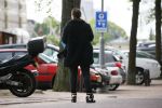 Amsterdam 20 juni 2015  
Trijntje Oosterhuis met zoontje op de fiets in Amsterdam. Trijntje gaat een huis binnen en ze geeft een toerist uitleg over hoe waar naartoe te lopen.