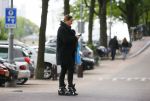 Amsterdam 20 juni 2015  
Trijntje Oosterhuis met zoontje op de fiets in Amsterdam. Trijntje gaat een huis binnen en ze geeft een toerist uitleg over hoe waar naartoe te lopen.