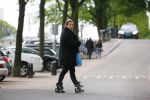 Amsterdam 20 juni 2015  
Trijntje Oosterhuis met zoontje op de fiets in Amsterdam. Trijntje gaat een huis binnen en ze geeft een toerist uitleg over hoe waar naartoe te lopen.