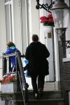 Amsterdam 20 juni 2015  
Trijntje Oosterhuis met zoontje op de fiets in Amsterdam. Trijntje gaat een huis binnen en ze geeft een toerist uitleg over hoe waar naartoe te lopen.