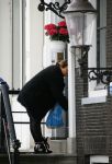 Amsterdam 20 juni 2015  
Trijntje Oosterhuis met zoontje op de fiets in Amsterdam. Trijntje gaat een huis binnen en ze geeft een toerist uitleg over hoe waar naartoe te lopen.