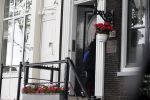 Amsterdam 20 juni 2015  
Trijntje Oosterhuis met zoontje op de fiets in Amsterdam. Trijntje gaat een huis binnen en ze geeft een toerist uitleg over hoe waar naartoe te lopen.