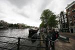 Amsterdam 20 juni 2015  
Trijntje Oosterhuis met zoontje op de fiets in Amsterdam. Trijntje gaat een huis binnen en ze geeft een toerist uitleg over hoe waar naartoe te lopen.