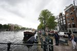 Amsterdam 20 juni 2015  
Trijntje Oosterhuis met zoontje op de fiets in Amsterdam. Trijntje gaat een huis binnen en ze geeft een toerist uitleg over hoe waar naartoe te lopen.