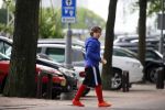 Amsterdam 20 juni 2015  
Trijntje Oosterhuis met zoontje op de fiets in Amsterdam. Trijntje gaat een huis binnen en ze geeft een toerist uitleg over hoe waar naartoe te lopen.