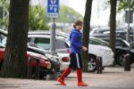 Amsterdam 20 juni 2015  
Trijntje Oosterhuis met zoontje op de fiets in Amsterdam. Trijntje gaat een huis binnen en ze geeft een toerist uitleg over hoe waar naartoe te lopen.