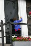 Amsterdam 20 juni 2015  
Trijntje Oosterhuis met zoontje op de fiets in Amsterdam. Trijntje gaat een huis binnen en ze geeft een toerist uitleg over hoe waar naartoe te lopen.