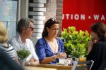 Amsterdam 25 juni 2015 
Ursul de Geer meet (een) vriendin op terras.