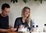 Amsterdam 10 augustus 2015  
Vivian Reijs met een kennis op terras.