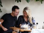 Amsterdam 10 augustus 2015  
Vivian Reijs met een kennis op terras.