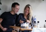 Amsterdam 10 augustus 2015  
Vivian Reijs met een kennis op terras.