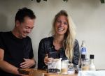 Amsterdam 10 augustus 2015  
Vivian Reijs met een kennis op terras.