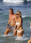 ibiza 29 juli 2015
Wendy v Dijk met Sem Lizzy haar moeder en man Erland Galjaard en zijn kinderen uit eerste huwelijk op strand van Coco beach. Herman den Blijker zijn zoon en vrouw alsmede John Ewbank dochter Day en Kelly Weekers zijn ook aanwezig