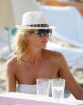 ibiza 29 juli 2015
Wendy v Dijk met Sem Lizzy haar moeder en man Erland Galjaard en zijn kinderen uit eerste huwelijk op strand van Coco beach. Herman den Blijker zijn zoon en vrouw alsmede John Ewbank dochter Day en Kelly Weekers zijn ook aanwezig