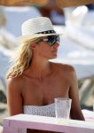 ibiza 29 juli 2015
Wendy v Dijk met Sem Lizzy haar moeder en man Erland Galjaard en zijn kinderen uit eerste huwelijk op strand van Coco beach. Herman den Blijker zijn zoon en vrouw alsmede John Ewbank dochter Day en Kelly Weekers zijn ook aanwezig