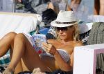 ibiza 29 juli 2015
Wendy v Dijk met Sem Lizzy haar moeder en man Erland Galjaard en zijn kinderen uit eerste huwelijk op strand van Coco beach. Herman den Blijker zijn zoon en vrouw alsmede John Ewbank dochter Day en Kelly Weekers zijn ook aanwezig