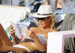 ibiza 29 juli 2015
Wendy v Dijk met Sem Lizzy haar moeder en man Erland Galjaard en zijn kinderen uit eerste huwelijk op strand van Coco beach. Herman den Blijker zijn zoon en vrouw alsmede John Ewbank dochter Day en Kelly Weekers zijn ook aanwezig
