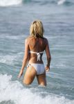 ibiza 29 juli 2015
Wendy v Dijk met Sem Lizzy haar moeder en man Erland Galjaard en zijn kinderen uit eerste huwelijk op strand van Coco beach. Herman den Blijker zijn zoon en vrouw alsmede John Ewbank dochter Day en Kelly Weekers zijn ook aanwezig