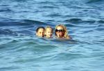 ibiza 29 juli 2015
Wendy v Dijk met Sem Lizzy haar moeder en man Erland Galjaard en zijn kinderen uit eerste huwelijk op strand van Coco beach. Herman den Blijker zijn zoon en vrouw alsmede John Ewbank dochter Day en Kelly Weekers zijn ook aanwezig