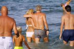 ibiza 29 juli 2015
Wendy v Dijk met Sem Lizzy haar moeder en man Erland Galjaard en zijn kinderen uit eerste huwelijk op strand van Coco beach. Herman den Blijker zijn zoon en vrouw alsmede John Ewbank dochter Day en Kelly Weekers zijn ook aanwezig