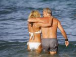 ibiza 29 juli 2015
Wendy v Dijk met Sem Lizzy haar moeder en man Erland Galjaard en zijn kinderen uit eerste huwelijk op strand van Coco beach. Herman den Blijker zijn zoon en vrouw alsmede John Ewbank dochter Day en Kelly Weekers zijn ook aanwezig
