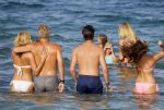 ibiza 29 juli 2015
Wendy v Dijk met Sem Lizzy haar moeder en man Erland Galjaard en zijn kinderen uit eerste huwelijk op strand van Coco beach. Herman den Blijker zijn zoon en vrouw alsmede John Ewbank dochter Day en Kelly Weekers zijn ook aanwezig