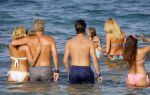 ibiza 29 juli 2015
Wendy v Dijk met Sem Lizzy haar moeder en man Erland Galjaard en zijn kinderen uit eerste huwelijk op strand van Coco beach. Herman den Blijker zijn zoon en vrouw alsmede John Ewbank dochter Day en Kelly Weekers zijn ook aanwezig