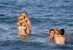 ibiza 29 juli 2015
Wendy v Dijk met Sem Lizzy haar moeder en man Erland Galjaard en zijn kinderen uit eerste huwelijk op strand van Coco beach. Herman den Blijker zijn zoon en vrouw alsmede John Ewbank dochter Day en Kelly Weekers zijn ook aanwezig