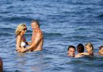 ibiza 29 juli 2015
Wendy v Dijk met Sem Lizzy haar moeder en man Erland Galjaard en zijn kinderen uit eerste huwelijk op strand van Coco beach. Herman den Blijker zijn zoon en vrouw alsmede John Ewbank dochter Day en Kelly Weekers zijn ook aanwezig