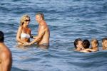 ibiza 29 juli 2015
Wendy v Dijk met Sem Lizzy haar moeder en man Erland Galjaard en zijn kinderen uit eerste huwelijk op strand van Coco beach. Herman den Blijker zijn zoon en vrouw alsmede John Ewbank dochter Day en Kelly Weekers zijn ook aanwezig