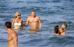 ibiza 29 juli 2015
Wendy v Dijk met Sem Lizzy haar moeder en man Erland Galjaard en zijn kinderen uit eerste huwelijk op strand van Coco beach. Herman den Blijker zijn zoon en vrouw alsmede John Ewbank dochter Day en Kelly Weekers zijn ook aanwezig