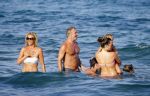 ibiza 29 juli 2015
Wendy v Dijk met Sem Lizzy haar moeder en man Erland Galjaard en zijn kinderen uit eerste huwelijk op strand van Coco beach. Herman den Blijker zijn zoon en vrouw alsmede John Ewbank dochter Day en Kelly Weekers zijn ook aanwezig