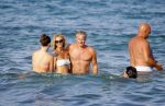 ibiza 29 juli 2015
Wendy v Dijk met Sem Lizzy haar moeder en man Erland Galjaard en zijn kinderen uit eerste huwelijk op strand van Coco beach. Herman den Blijker zijn zoon en vrouw alsmede John Ewbank dochter Day en Kelly Weekers zijn ook aanwezig