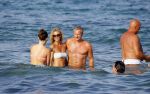 ibiza 29 juli 2015
Wendy v Dijk met Sem Lizzy haar moeder en man Erland Galjaard en zijn kinderen uit eerste huwelijk op strand van Coco beach. Herman den Blijker zijn zoon en vrouw alsmede John Ewbank dochter Day en Kelly Weekers zijn ook aanwezig