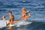 ibiza 29 juli 2015
Wendy v Dijk met Sem Lizzy haar moeder en man Erland Galjaard en zijn kinderen uit eerste huwelijk op strand van Coco beach. Herman den Blijker zijn zoon en vrouw alsmede John Ewbank dochter Day en Kelly Weekers zijn ook aanwezig