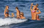 ibiza 29 juli 2015
Wendy v Dijk met Sem Lizzy haar moeder en man Erland Galjaard en zijn kinderen uit eerste huwelijk op strand van Coco beach. Herman den Blijker zijn zoon en vrouw alsmede John Ewbank dochter Day en Kelly Weekers zijn ook aanwezig