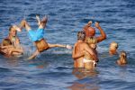 ibiza 29 juli 2015
Wendy v Dijk met Sem Lizzy haar moeder en man Erland Galjaard en zijn kinderen uit eerste huwelijk op strand van Coco beach. Herman den Blijker zijn zoon en vrouw alsmede John Ewbank dochter Day en Kelly Weekers zijn ook aanwezig