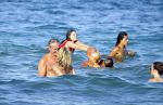 ibiza 29 juli 2015
Wendy v Dijk met Sem Lizzy haar moeder en man Erland Galjaard en zijn kinderen uit eerste huwelijk op strand van Coco beach. Herman den Blijker zijn zoon en vrouw alsmede John Ewbank dochter Day en Kelly Weekers zijn ook aanwezig